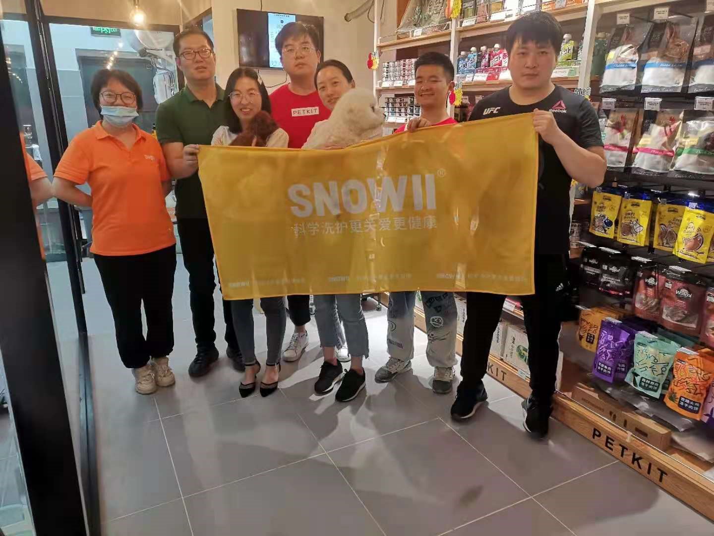 小佩宠物连锁携手宠界洗护品牌SNOWII丝诺依开启全国巡航培训，为宠物连锁加盟保驾护航